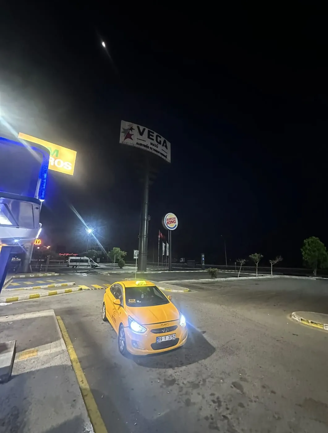 Adliye Taksi aracı gündüz Marmaraereğlisi'nde cadde kenarında beklerken
