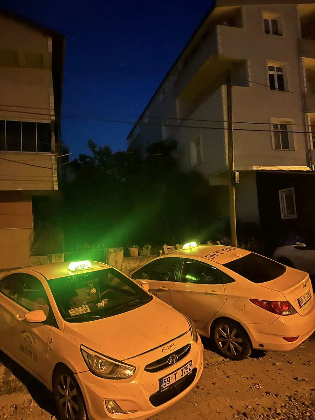 Adliye Taksi araçları akşam saatinde tepe lambaları yanarken yan yana