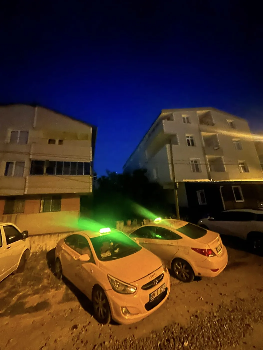 Adliye Taksi araçları Marmaraereğlisi'nde akşam saatinde tepe lambaları yanarken