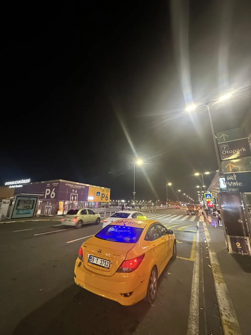 Adliye Taksi aracı gece İstanbul Havalimanı dış hatlar terminali önünde yolcu beklerken
