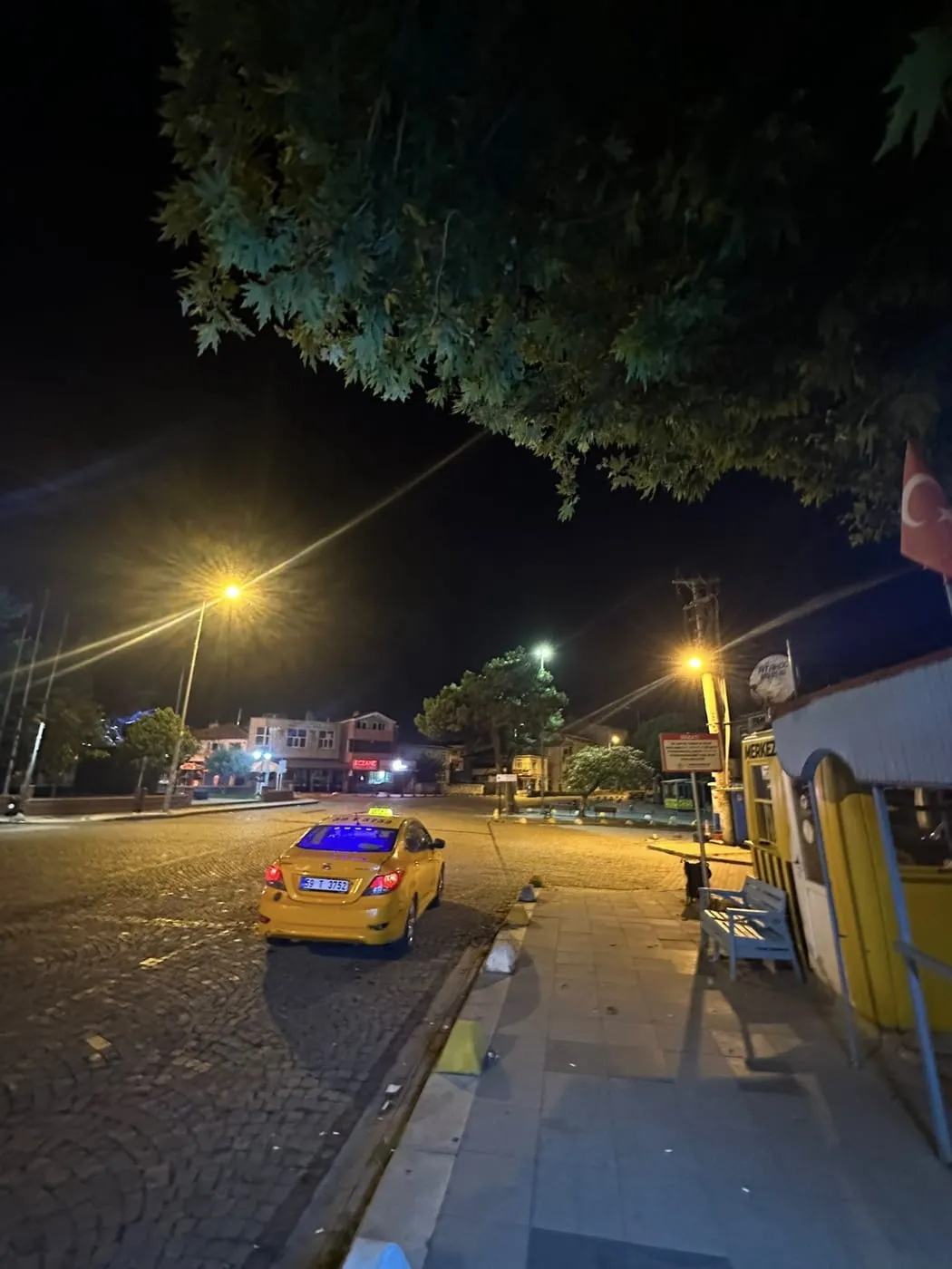 Adliye Taksi aracı gece Marmaraereğlisi meydanında durakta beklerken