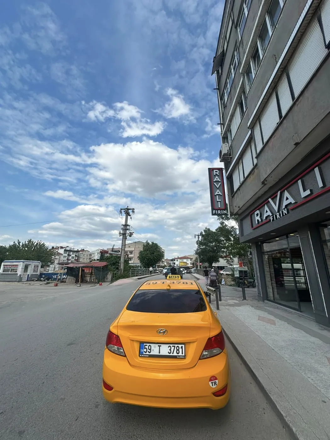 Adliye Taksi aracı Marmaraereğlisi'nde cadde kenarında yolcu beklerken